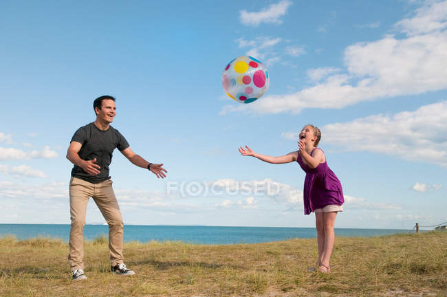 Padre e hija jugando juntos - foto de stock