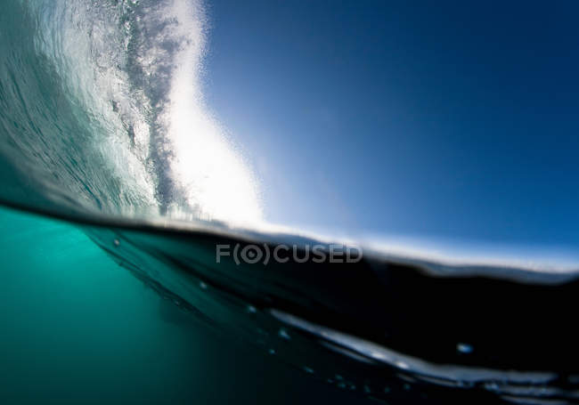 Welle kracht auf Wasser, geteilter Pegel — Stockfoto