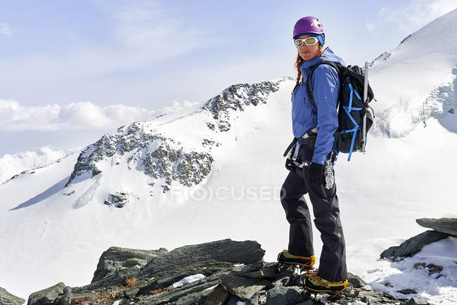 Woman standing in top of snow covered mountain, Saas Fee, Switzerland — Stock Photo