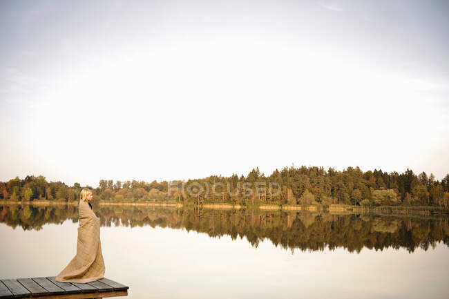 Jovem mulher de pé no molhe, desfrutando — Fotografia de Stock