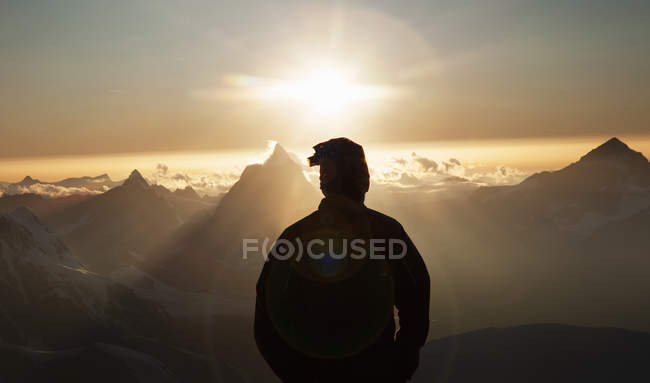 Альпинист смотрит Маттерхорн на закате, Церматт, Кантон Уоллис, Швейцария — стоковое фото