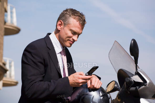 Homme d'affaires utilisant un téléphone portable — Photo de stock