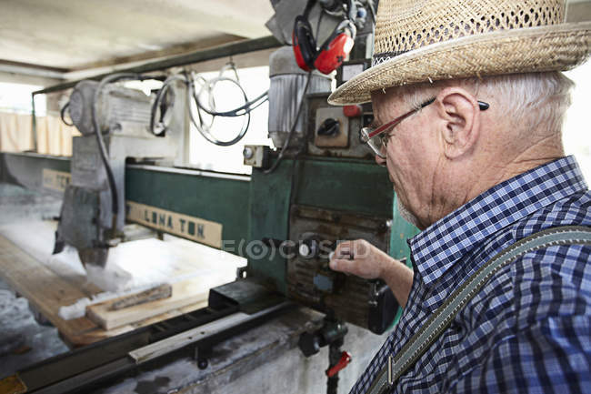 Працівник використовує машини для різання каменю — стокове фото
