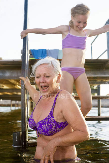 Avó e neta indo para a piscina — Fotografia de Stock