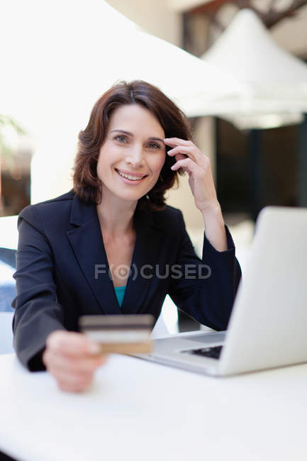 Businesswoman shopping online outdoors — Stock Photo