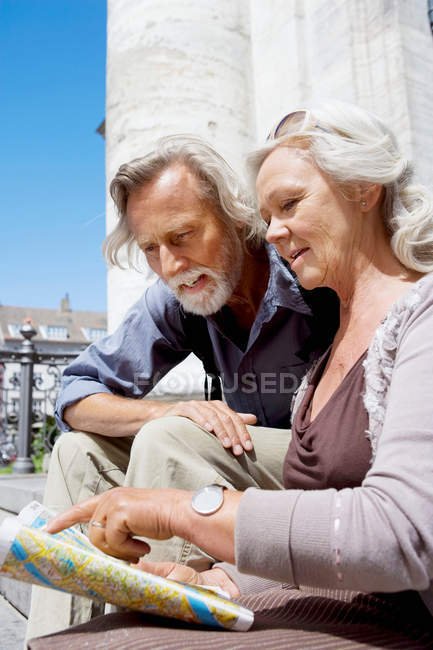 Couple looking at map together — Stock Photo