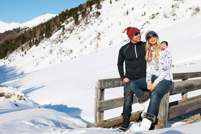 Mittleres erwachsenes Paar lehnt an Zaun, Obergurgl, Österreich — Stockfoto