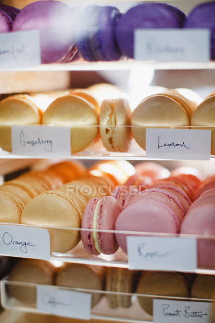 Macaroon varieties on shelves in bakery shop — Stock Photo