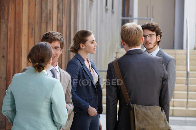Gente de negocios hablando en el patio - foto de stock