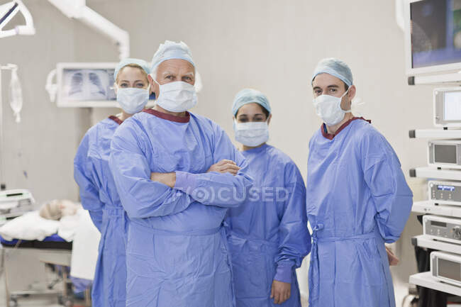 Equipo de médicos en quirófano - foto de stock