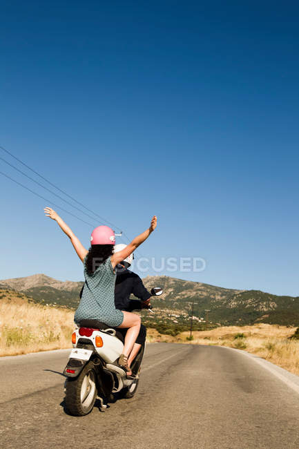 Coppia guida scooter su strada rurale — Foto stock