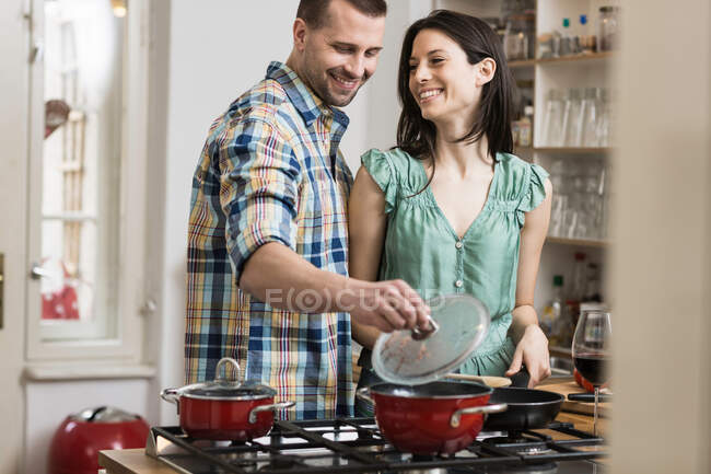 Mittleres erwachsenes Paar kocht Abendessen — Stockfoto