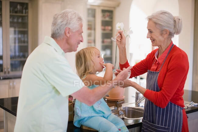 Cocina familiar juntos en la cocina - foto de stock
