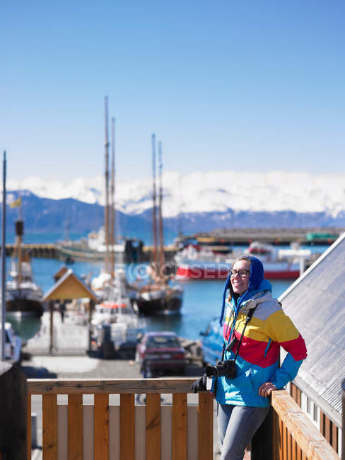 Фотограф стоїть на дерев'яному док-станції, фокус на передньому плані — стокове фото