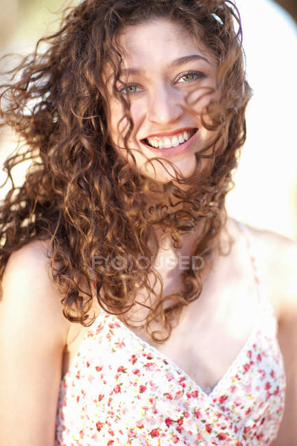 Femme souriante debout à l'extérieur — Photo de stock