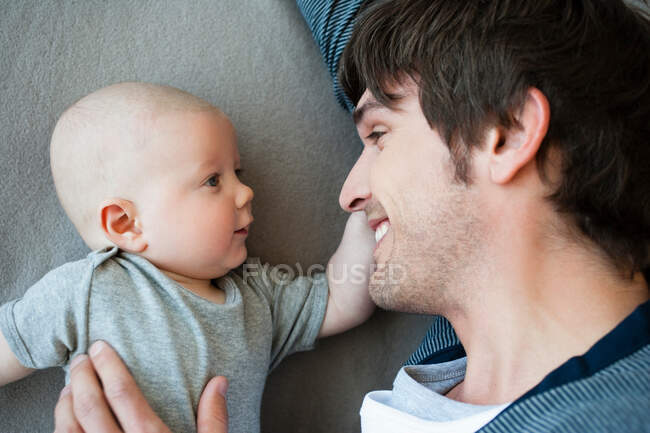 Padre e bambino si guardano l'un l'altro — Foto stock