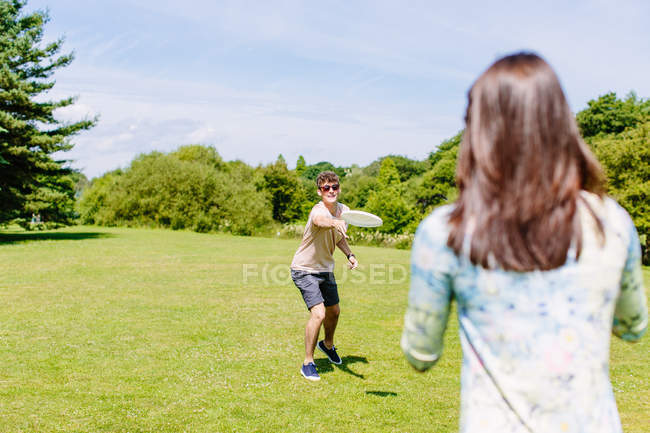 Paar spielt Scheibenspiel im Park — Stockfoto