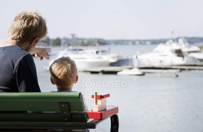 Vue arrière d'un bambin mâle et d'un père observant des bateaux dans un port, Somerniemi, Finlande — Photo de stock