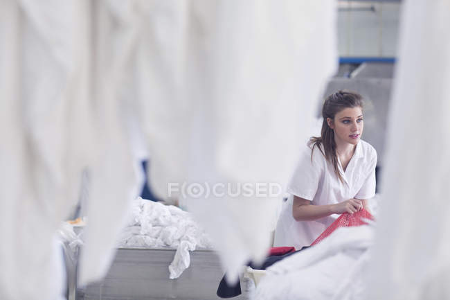 Femme travaillant dans la blanchisserie — Photo de stock