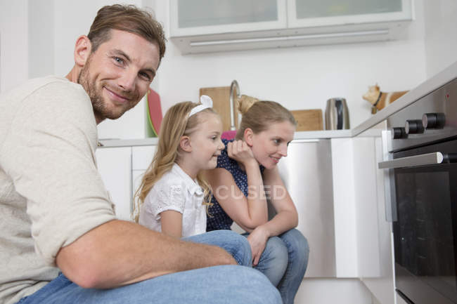 Familie schaut Ofen zu Hause an — Stockfoto