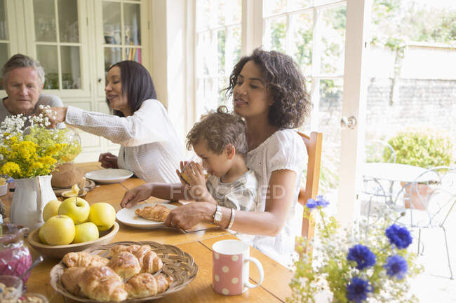 Family enjoying breakfast together — Stock Photo