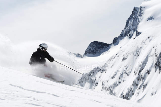 Mittlerer erwachsener mann skifahren abfahrt, obergurgl, österreich — Stockfoto