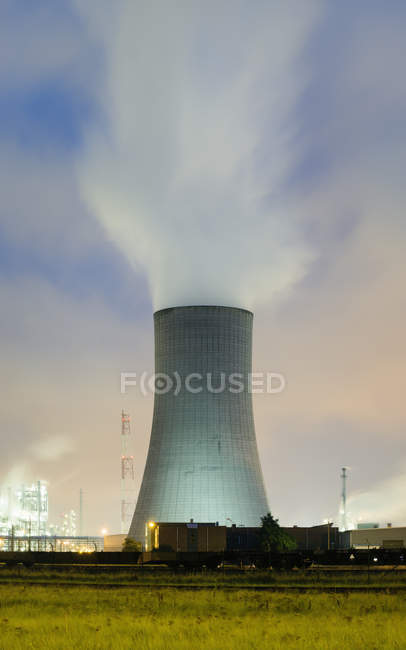 Tiro de larga exposición de la torre de enfriamiento de la planta química - foto de stock