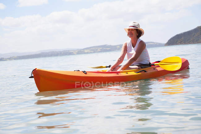 Seniorin mit Kajak auf Meerwasser — Stockfoto