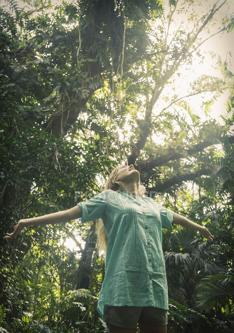 Femme relaxante en forêt — Photo de stock