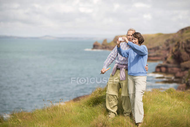 Paar beim Selfie, Küstenpfad in der Nähe von Marloes, Nationalpark an der Küste von Pembrokeshire, Wales, Großbritannien — Stockfoto