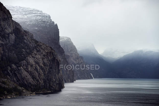 Vista nebbiosa del Lysefjord, contea di Rogaland, Norvegia — Foto stock