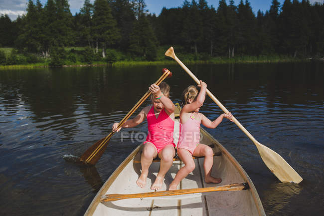 Two sisters rowing in canoe on Indian river, Ontario, Canada — Stock Photo
