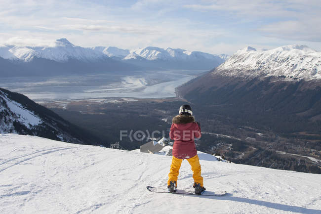 Молодая женщина на сноуборде, Гирдвуд, Анкоридж, Аляска — стоковое фото