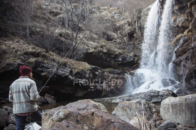 Man fishing by waterfall, River Toce, Premosello, Verbania, Piedmonte, Itália — Fotografia de Stock
