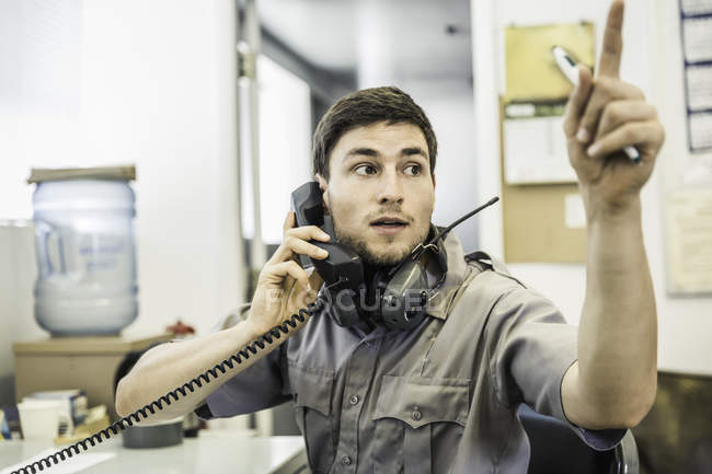 Científico hablando por teléfono fijo en la oficina de la planta de investigación de crecimiento - foto de stock