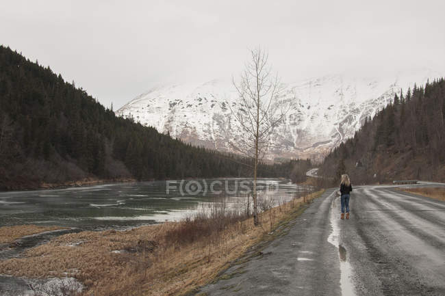 Mujer joven en la carretera, Girdwood, Anchorage, Alaska - foto de stock