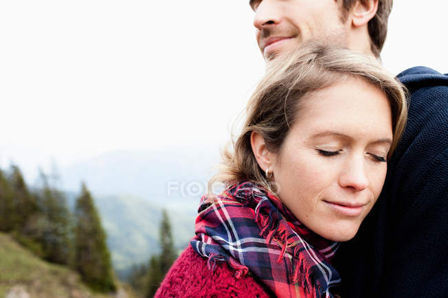 Paar kuschelt in den Bergen — Stockfoto