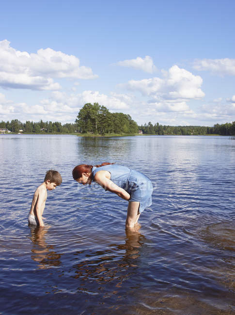 Mãe e filho em busca no lago, Gavle, Suécia — Fotografia de Stock