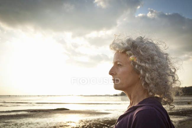 Femme mûre profiter de la plage — Photo de stock