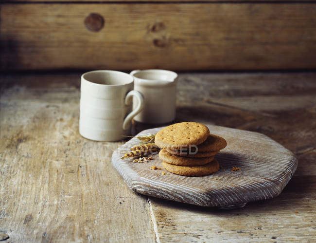 Biscuits digestifs au blé sur planche à découper — Photo de stock