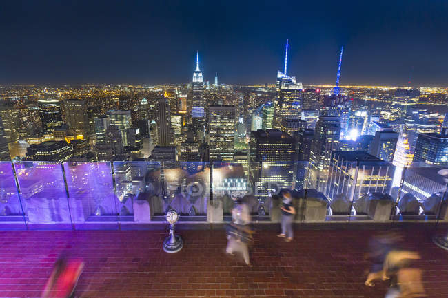 Vue panoramique du centre-ville de Manhattan et des touristes la nuit, New York, USA — Photo de stock