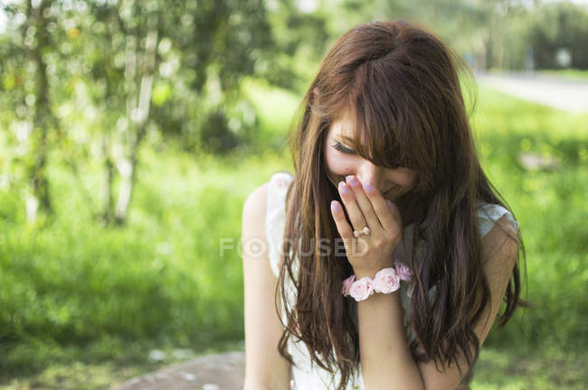 Junge Frau im Freien und lacht — Stockfoto