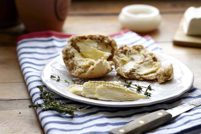 Bread rolls and brie on kitchen table — Stock Photo