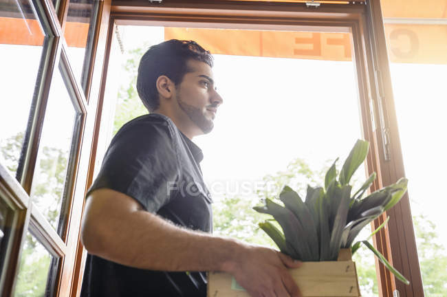 Man carrying crate of vegetables — Stock Photo