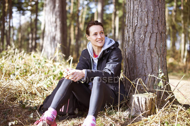 Reife Frau macht eine Pause in einem Wald — Stockfoto