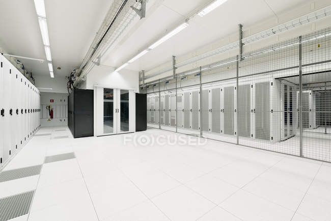 Sala branca no armazém de armazenamento de dados — Fotografia de Stock