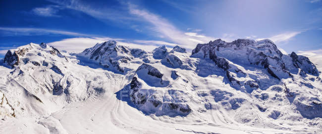 Montagnes enneigées et ciel bleu — Photo de stock