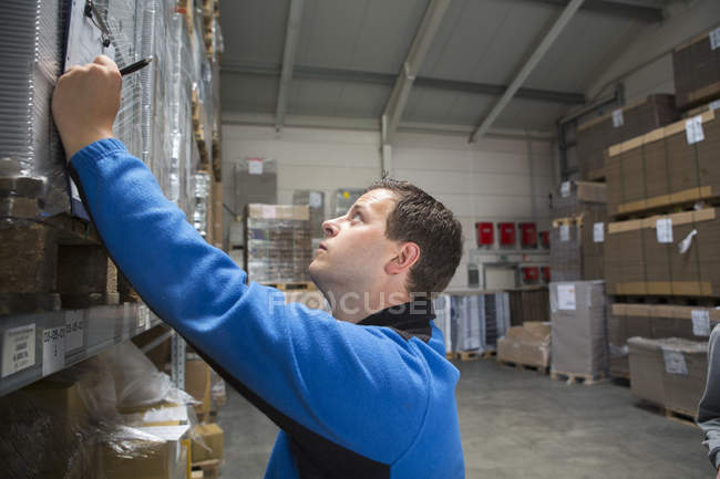 Factory worker checking pallets — Stock Photo