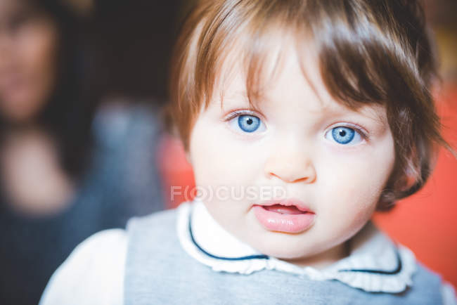 Retrato de cerca de una niña con ojos azules - foto de stock