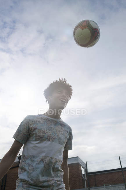 Молодой человек, практикующий футбольные навыки — стоковое фото